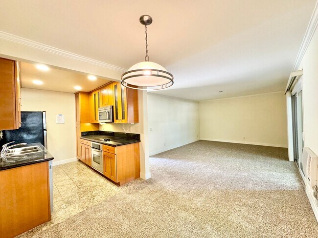 Building Photo - Beautiful 1 Bedroom/1 Bathroom Condo Locat...