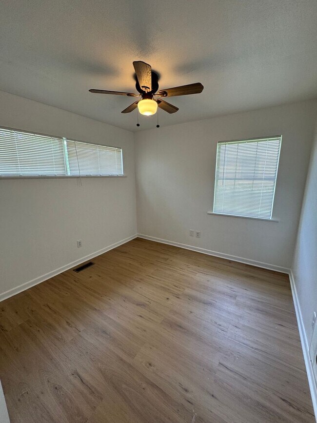 Building Photo - Beautiful Central Waco Home