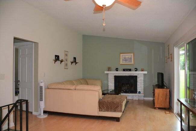 Foto del edificio - 5580 Shorewood Ln