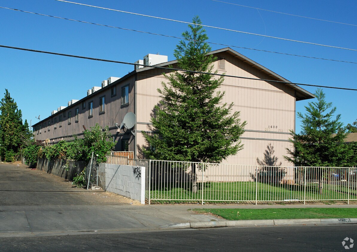 Primary Photo - 1620 S Chance Ave