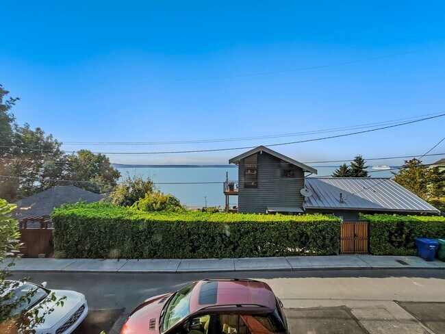 Foto del edificio - Remodeled Alki Beach Home with Puget Sound...