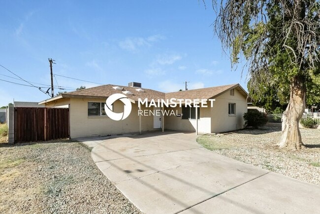 Building Photo - 4 Bedroom Pet-Friendly Home in Phoenix, AZ with Main Street Renewal