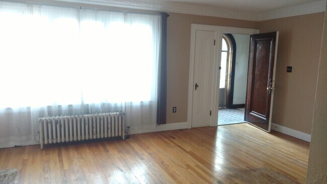 Living room & foyer - 523 S Pleasant St