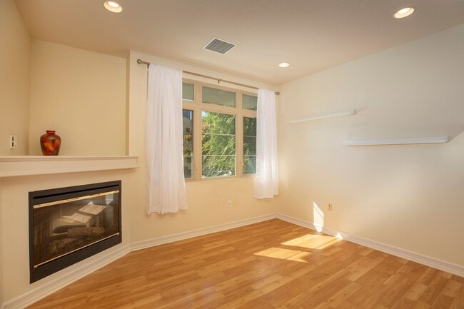 Building Photo - Rare Corner 3BR with Great Natural Light + 2 Parking Spaces