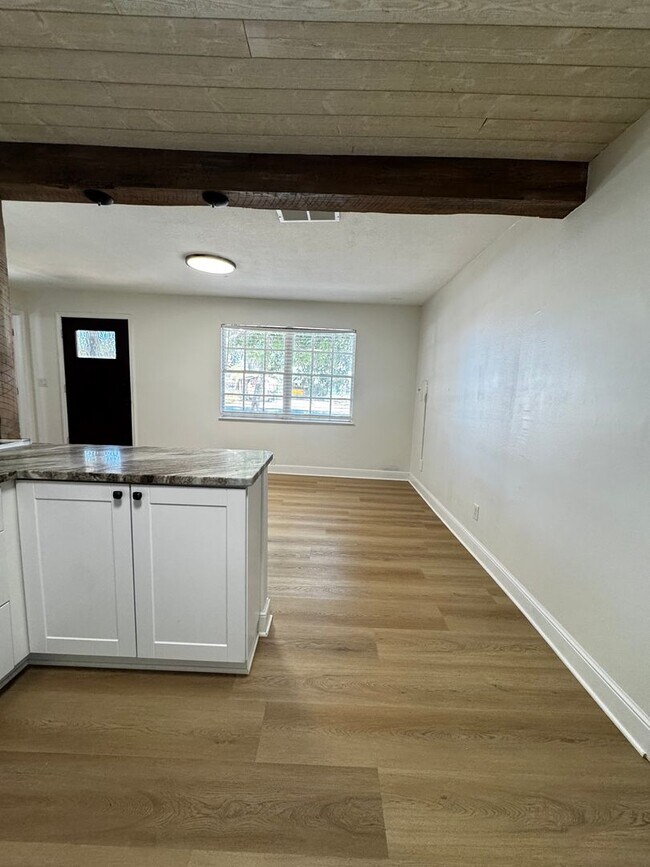 Foto del edificio - Annual-Unfurnished 3-bedroom, 2/1-bathroom, single-family home