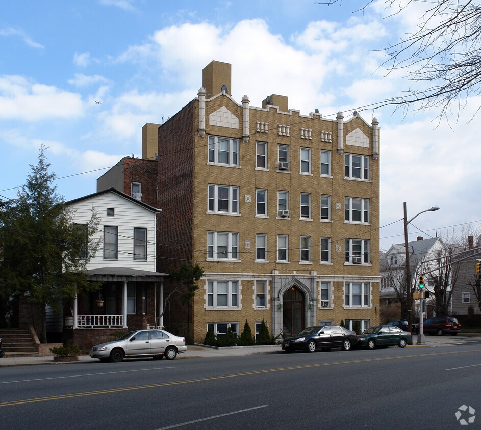 Primary Photo - 894 Kennedy Blvd