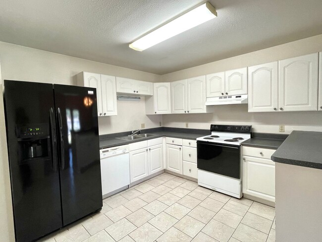 Building Photo - 2/2 Duplex in Country Setting