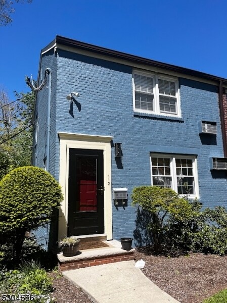 Primary Photo - 112 Lincoln Park E