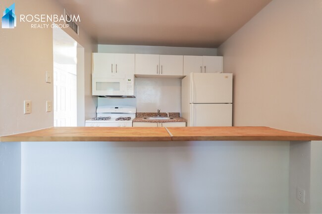 Foto del edificio - 770 N Dodge Blvd