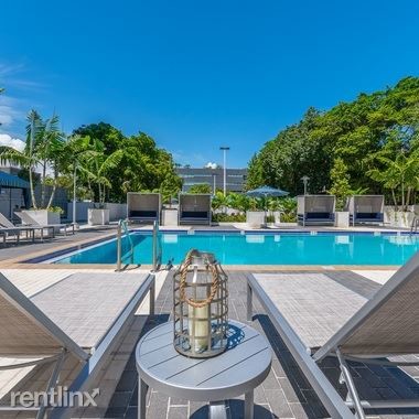 Foto principal - 2655 S Bayshore Dr