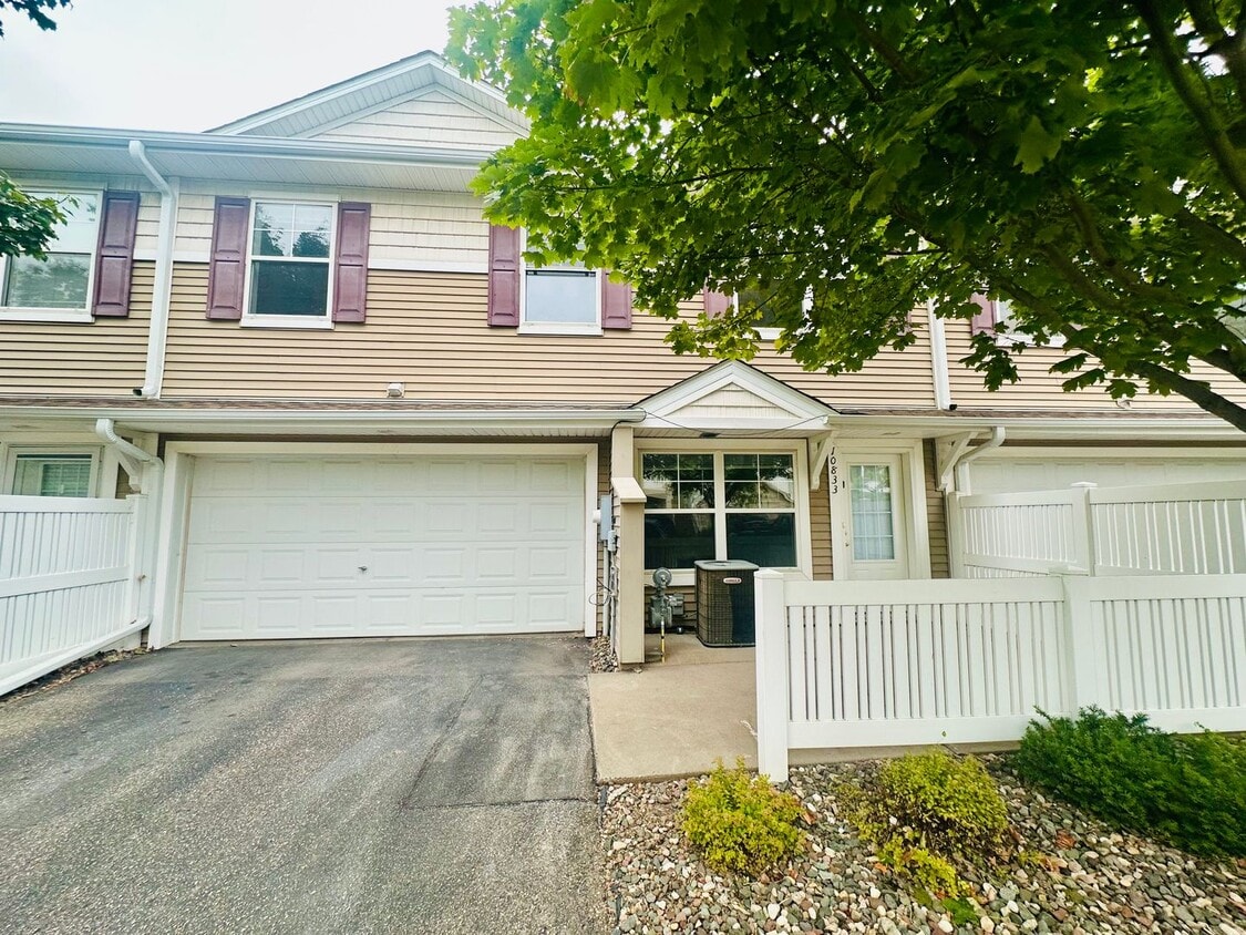 Primary Photo - Updated Colonial 3 Bedroom Townhome with N...