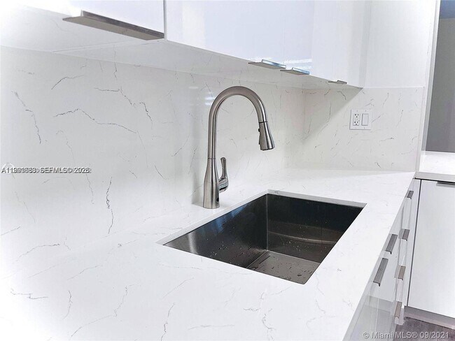 Foto del edificio - 880 NE 69th St