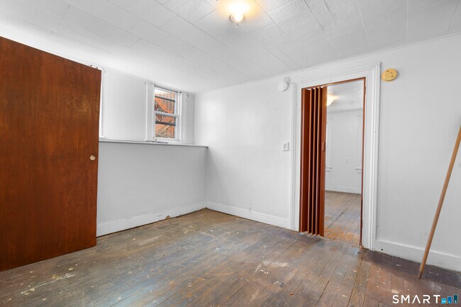 Building Photo - 48 Anderson St