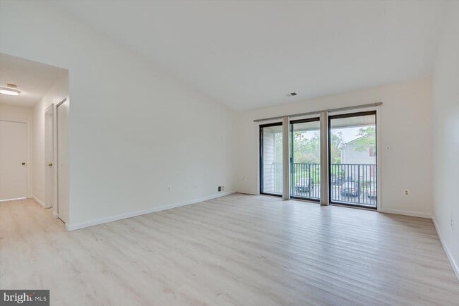 Foto del edificio - 64 Taylor Dr