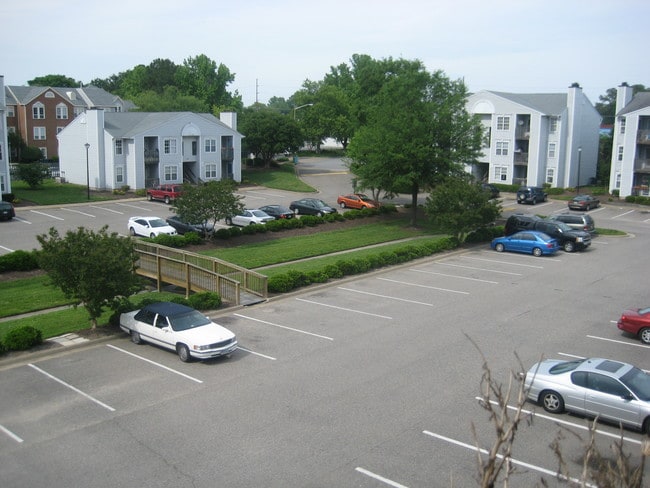Building Photo - 1869 Chantilly Ct