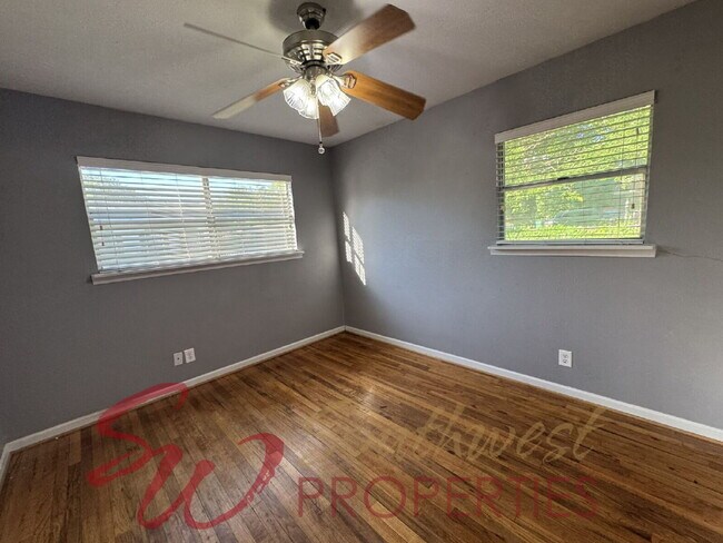 Foto del edificio - 3 bedroom  1 1/2 baths featuring large bedrooms and fenced yard!