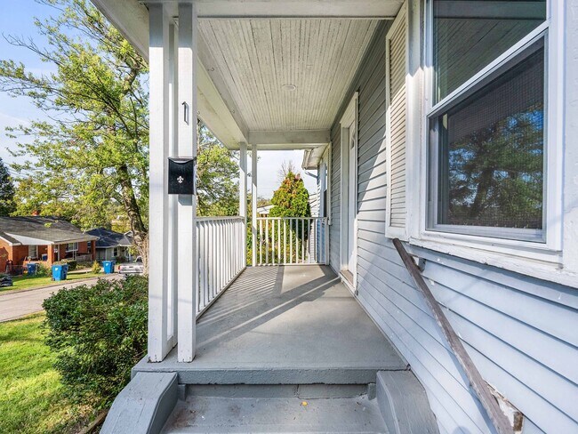 Foto del edificio - AVAILABLE OCT 1st! Don't miss this RENOVATED 2 bedroom in Penn Hills!