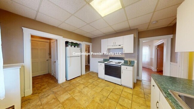 Building Photo - 361 Fellsway W