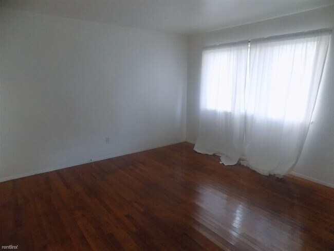Building Photo - 2 br, 1.5 bath Townhome - 142 Mark Dr