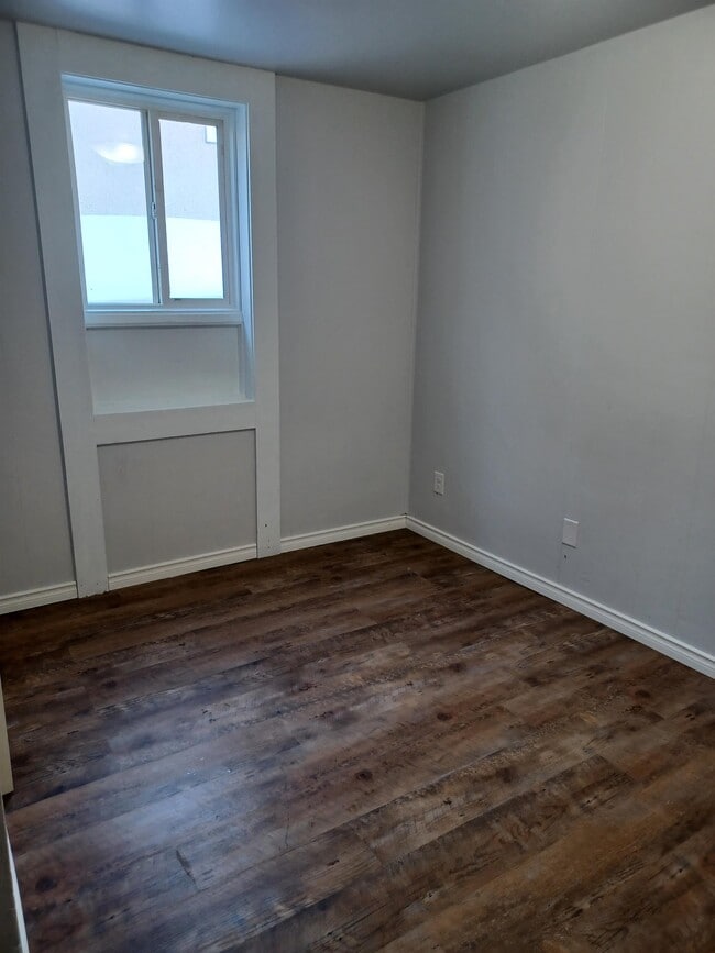 Building Photo - 305 Langside St