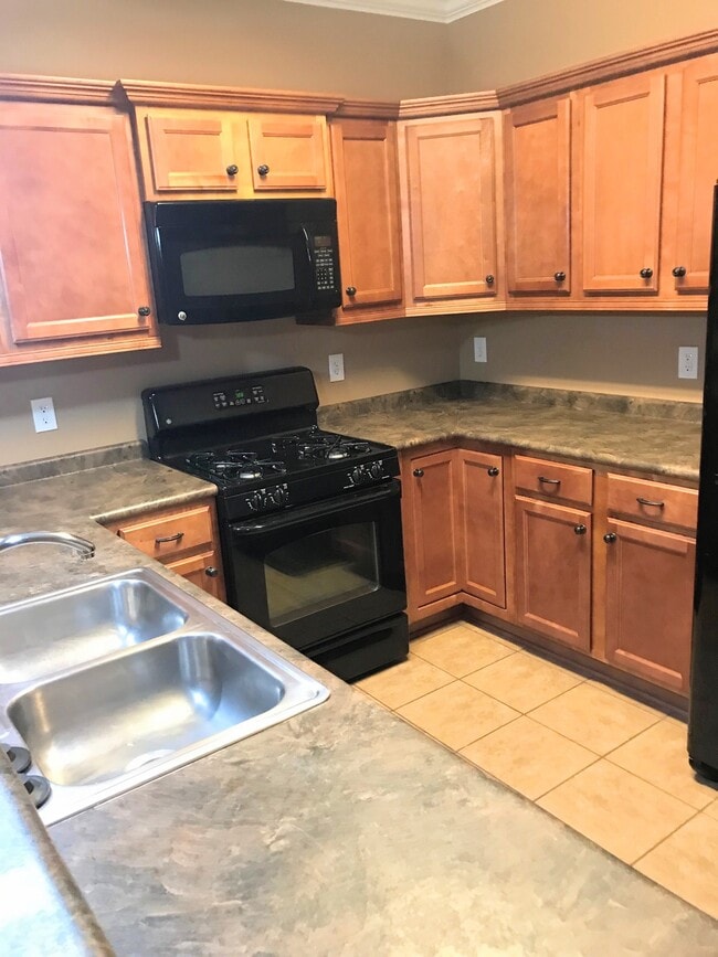 Kitchen equipped with all appliances - 150 Singapore Cir
