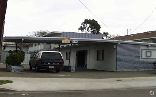 Foto del edificio - 1136 N West St