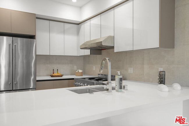 Foto del edificio - 8326 Blackburn Ave