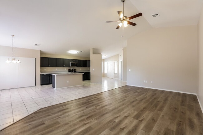 Foto del edificio - 1510 N Saddle St