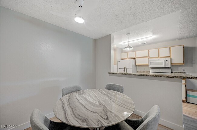 Foto del edificio - 2200 S Fort Apache Rd