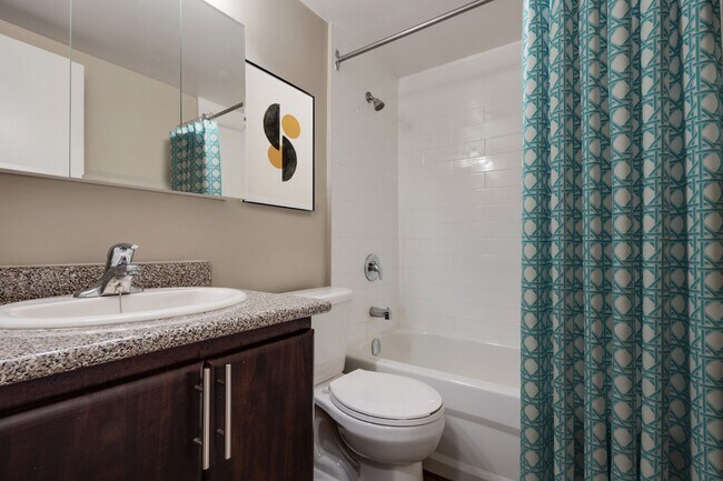 Photo du bâtiment - 111 and 121 Combermere Drive