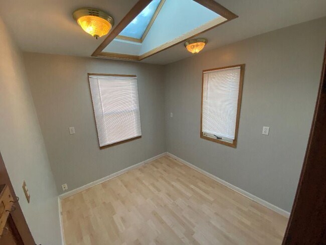 Foto del edificio - 2146 S Winchester St