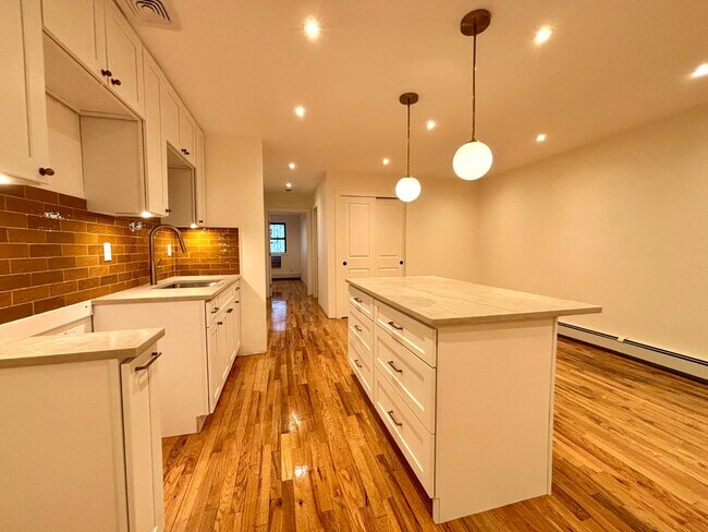 Foto del edificio - 2182 Davidson Ave