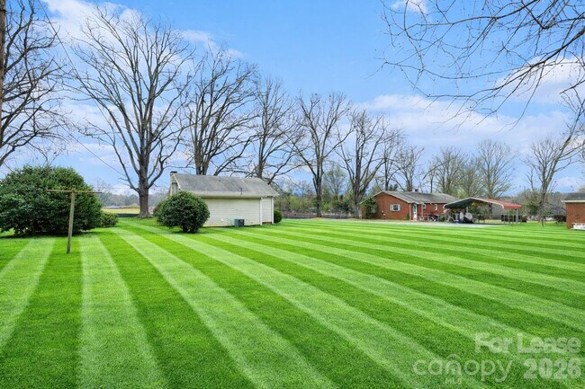 Foto del edificio - 7731 McWhirter Rd