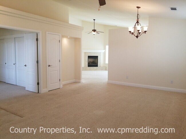 Foto del edificio - Spacious 3-Bedroom Plus Office Home in Riv...