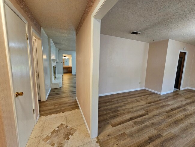 Building Photo - 1109 W Redbud Dr