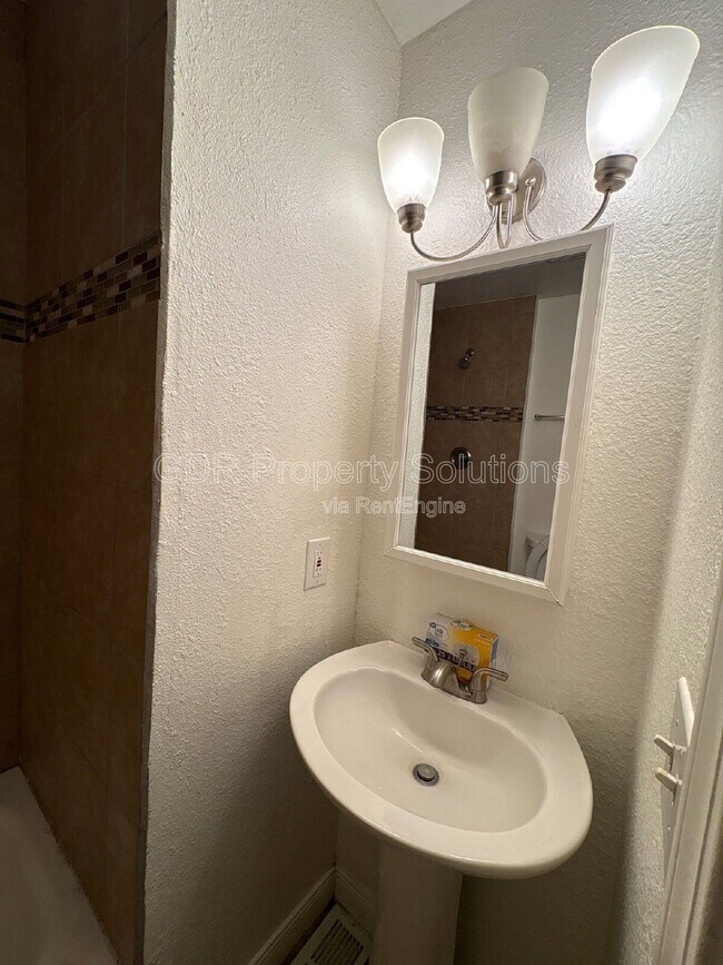 Foto del edificio - 704 Fruit Ave NW