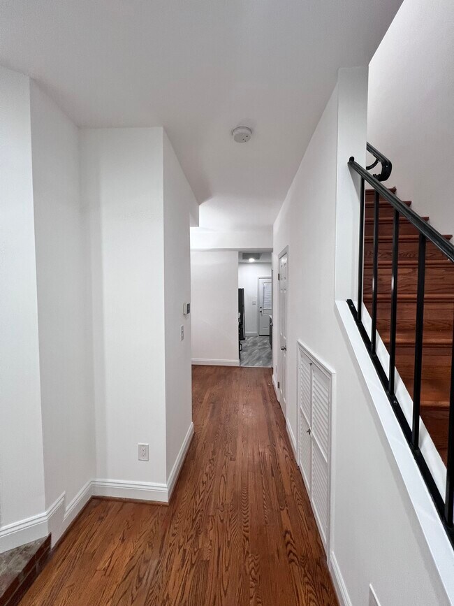 Building Photo - 1423 K St SE