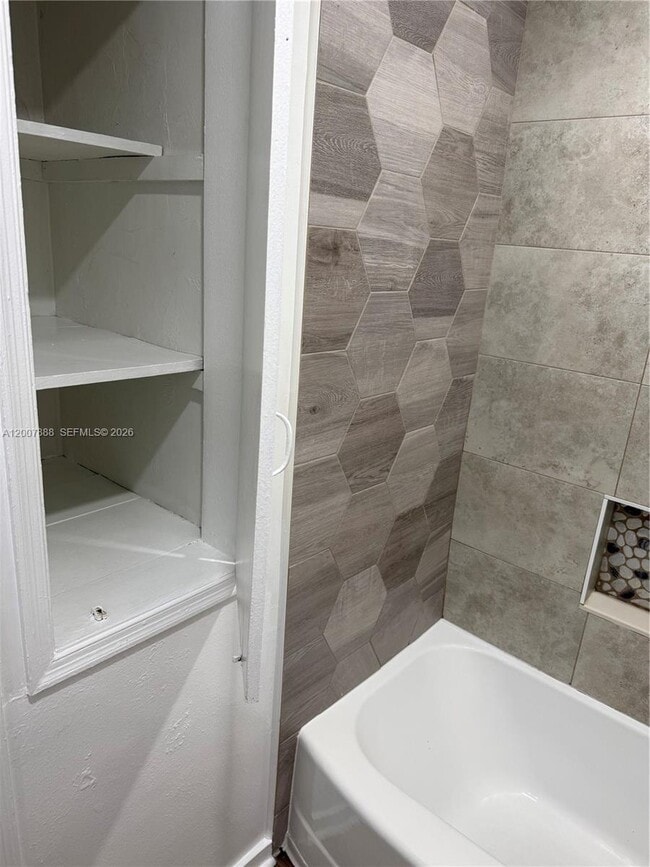 Foto del edificio - 645 NE 35th St