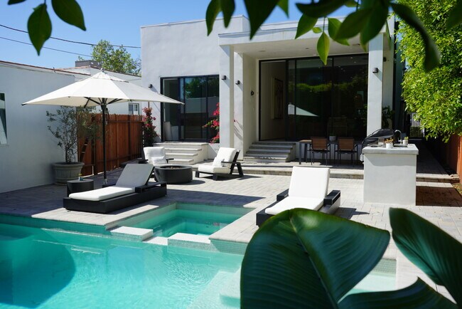 Foto del edificio - 738 N Sierra Bonita Ave