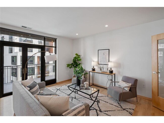 Foto del edificio - 3104 W Lake St