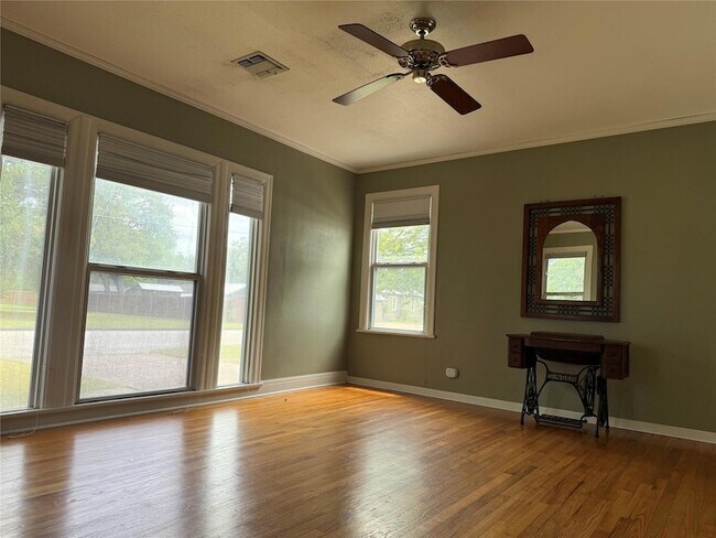 Foto del edificio - 231 E Live Oak St