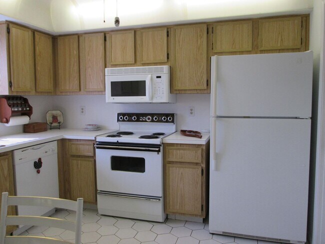 Building Photo - 4205 Pear Tree Cir
