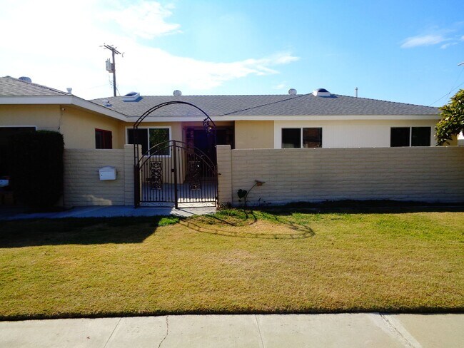 Building Photo - 4 Bedroom 2.5 Bath House with a POOL for R...