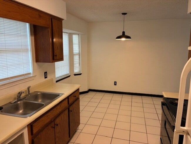 Building Photo - 511 S Arizona St