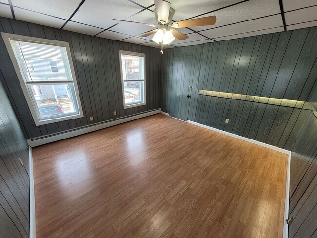 Building Photo - 393 Dubuque St