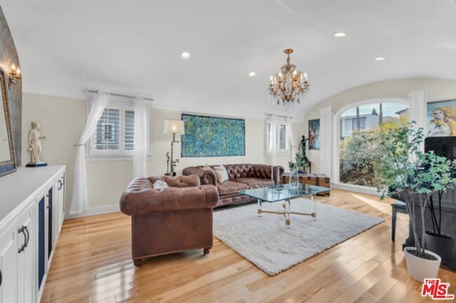 Building Photo - 326 N Doheny Dr