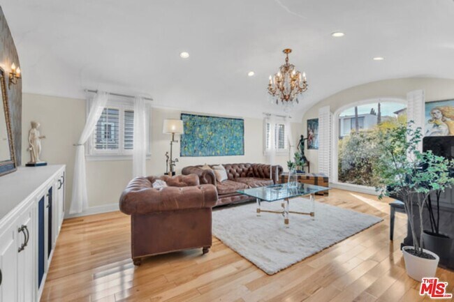 Foto del edificio - 326 N Doheny Dr
