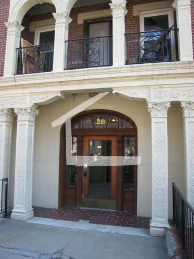 Foto del edificio - $2,400 Brighton 1BR  | Elevator Building | Near Packards Corner