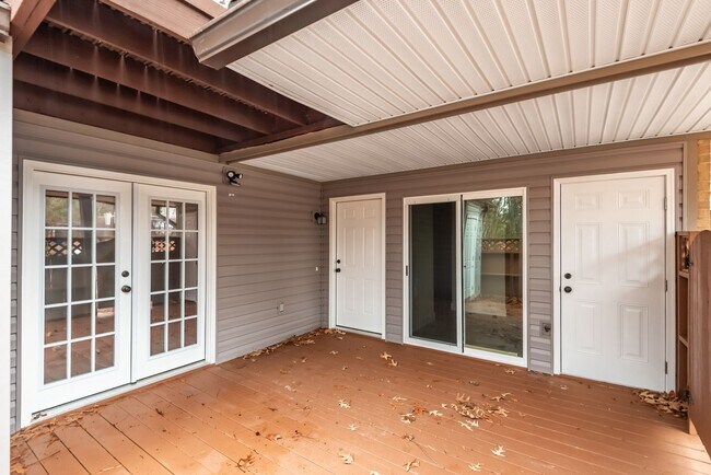 Building Photo - 3 Bedroom Townhouse Near UNC!