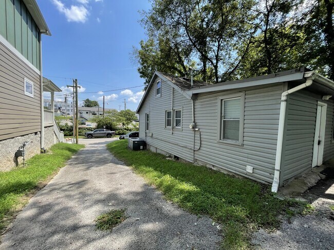 Building Photo - 2415 Emmett Ave